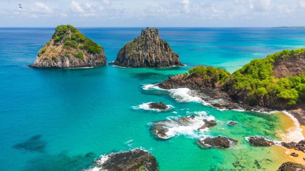 Indulge in the serenity of Baía dos Porcos, a paradisiacal beach in Fernando de Noronha, the golden sands, crystal-clear waters, and untouched landscape that make this place a paradise on Earth.