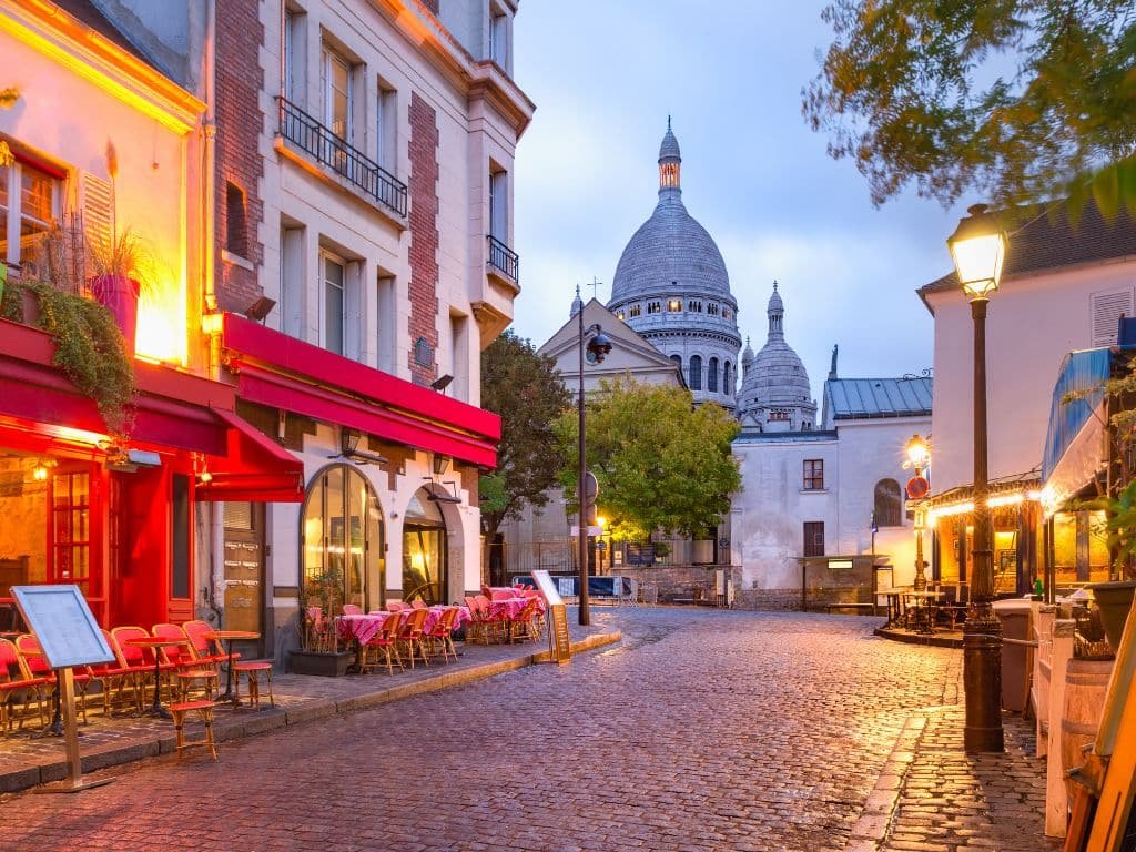 Vibrant Montmartre streets, a haven for cultural exploration in Paris' neighborhoods