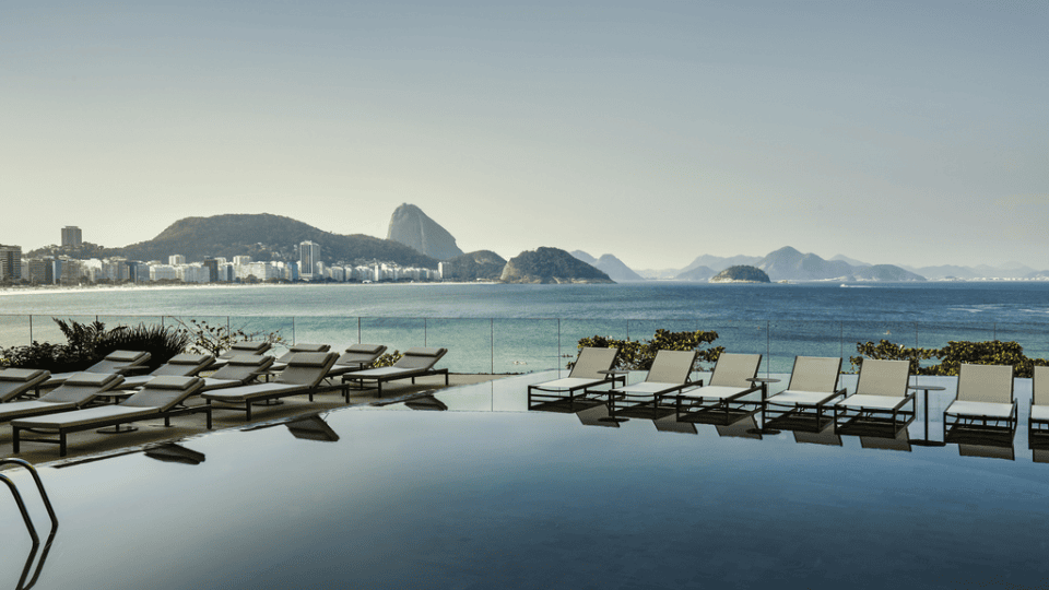 Vista da Praia de Copacabana a partir do Hotel Fairmont, com a orla e as luzes festivas ao fundo durante o Réveillon.