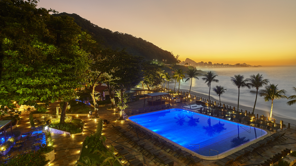 Vista panorâmica das praias de Leblon e Ipanema a partir da piscina do Sheraton Grand Rio, com o mar e o horizonte da cidade ao fundo.