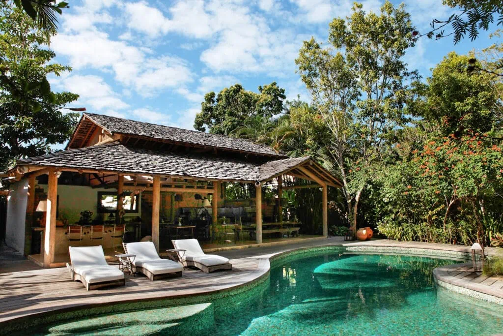 Entre na atmosfera encantadora da Casa do Uxua, onde o luxo se encontra com a autenticidade.