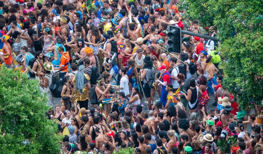 Immerse yourself in the contagious joy of Rio de Janeiro's street blocos during Carnival. An explosion of colors, music, and energy that transforms the streets into a stage for Brazil's biggest party.