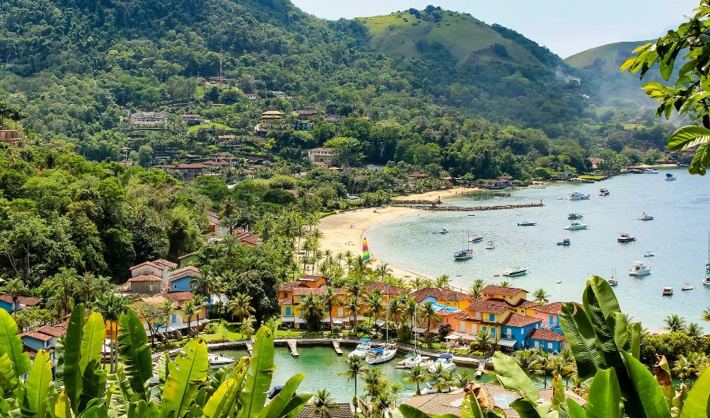 Sail through the serene waters of Angra dos Reis and discover the natural grandeur of Ilha Grande. Each photo captures the harmony between coastal luxury and the impressive biodiversity that characterizes this paradisiacal destination.