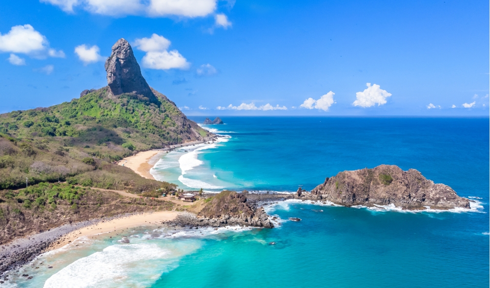 Discover the serenity and exclusivity of Fernando de Noronha, where luxury meets untouched natural beauty. Each image is an invitation to explore this paradisiacal destination with a new perspective of elegance and sophistication.