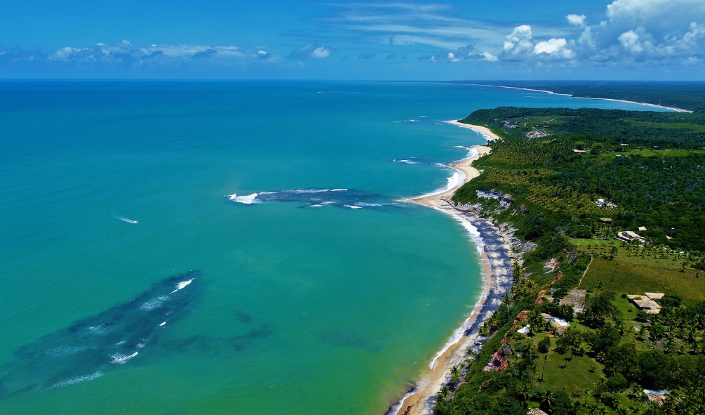 Explore the laid-back atmosphere and untouched beauty of Trancoso Beach, a paradisiacal retreat where rustic charm meets discreet luxury. Each photo tells the story of a destination that captivates the soul and senses.