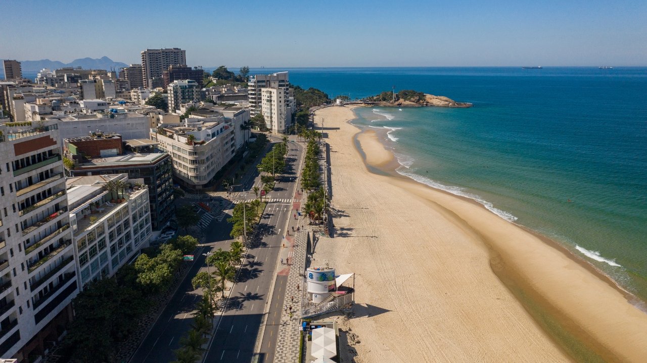 Foto aérea da praia de Ipanema, no Rio de Janeiro, Brasil.