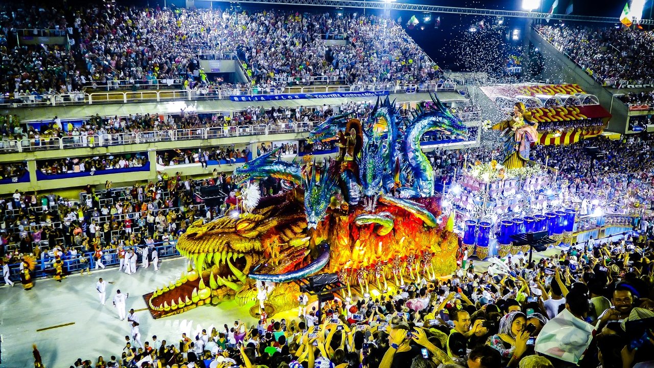 Explore minuciosamente cada detalhe do desfile no Sambódromo. Estas fotos aproximam você da magia e da meticulosidade que tornam cada alegoria e cada passo uma obra-prima efêmera.