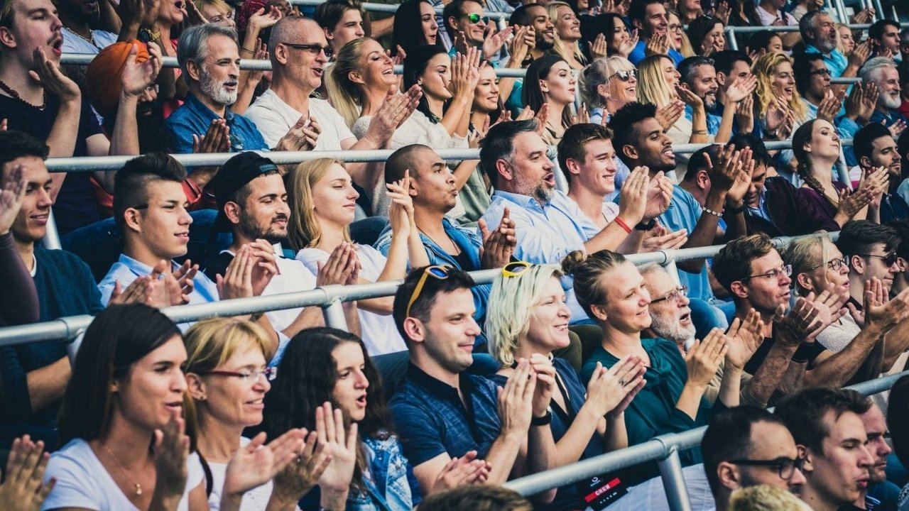 Pessoas assistindo um jogo do torneio de tênis, o Rio Open, no Rio de Janeiro, Brasil.