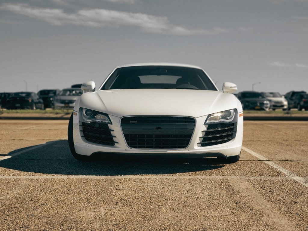 Carro deportivo, um audi R8 branco, no Rio de Janeiro.