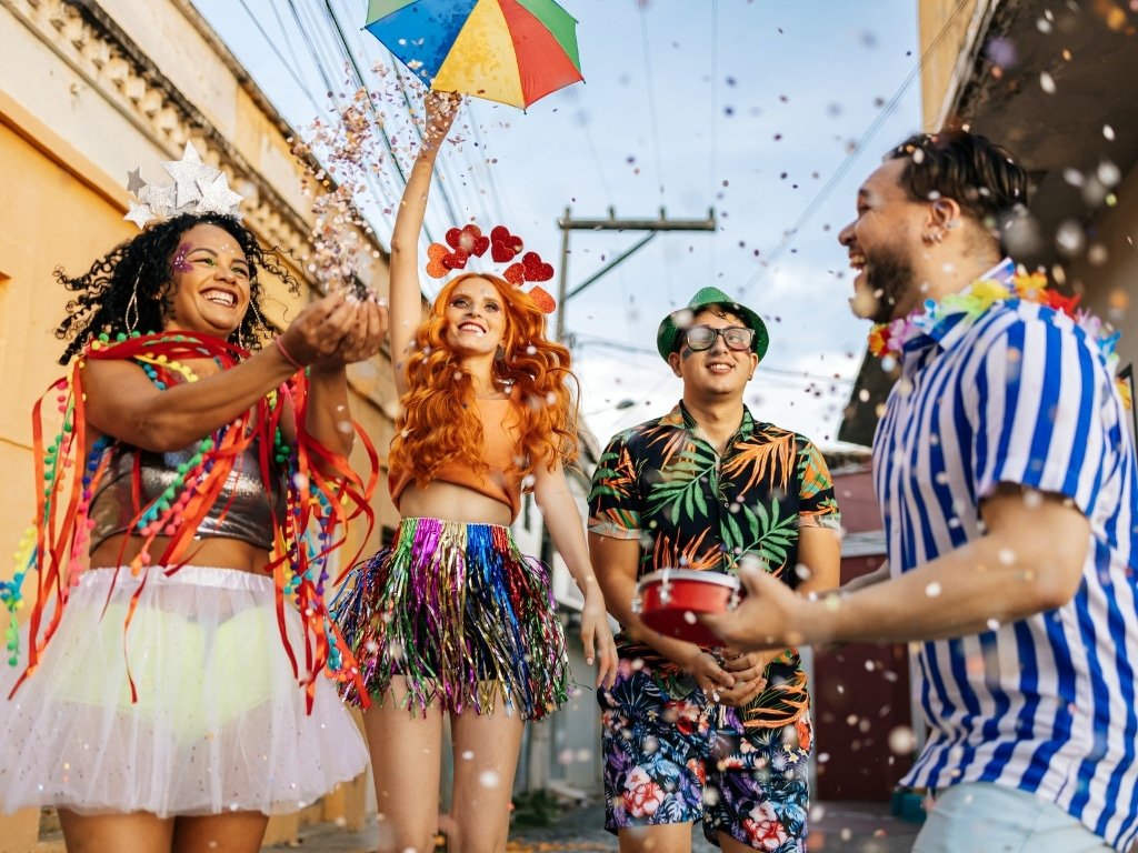 Grupo de pessoas comemorando o Carnaval de Rio de Janeiro.