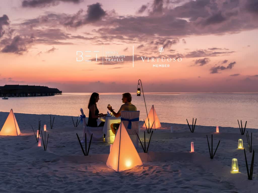 a couple dining in a beach, by night, in Rio de Janeiro.