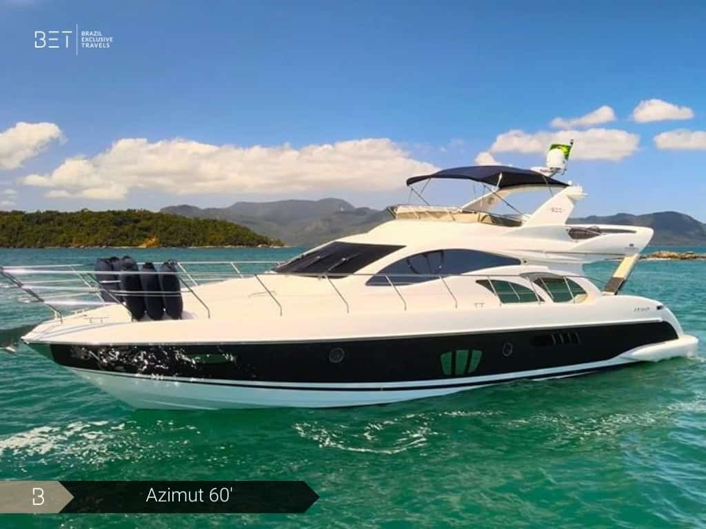 Azimut 60' navegando nas águas cristalinas de Angra dos Reis com vista para ilhas tropicais.