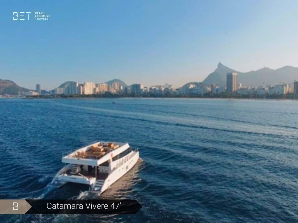 Catamarã Vivere 47' lotado de convidados em clima de festa na Baía de Guanabara.