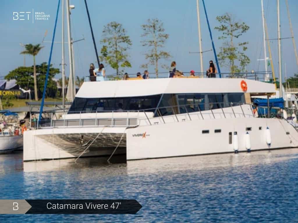 Catamarã Vivere 47' lotado de convidados em clima de festa na Baía de Guanabara.