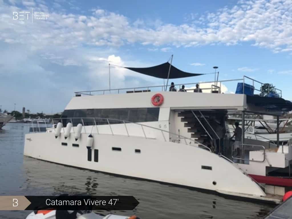 Catamarã Vivere 47' lotado de convidados em clima de festa na Baía de Guanabara.