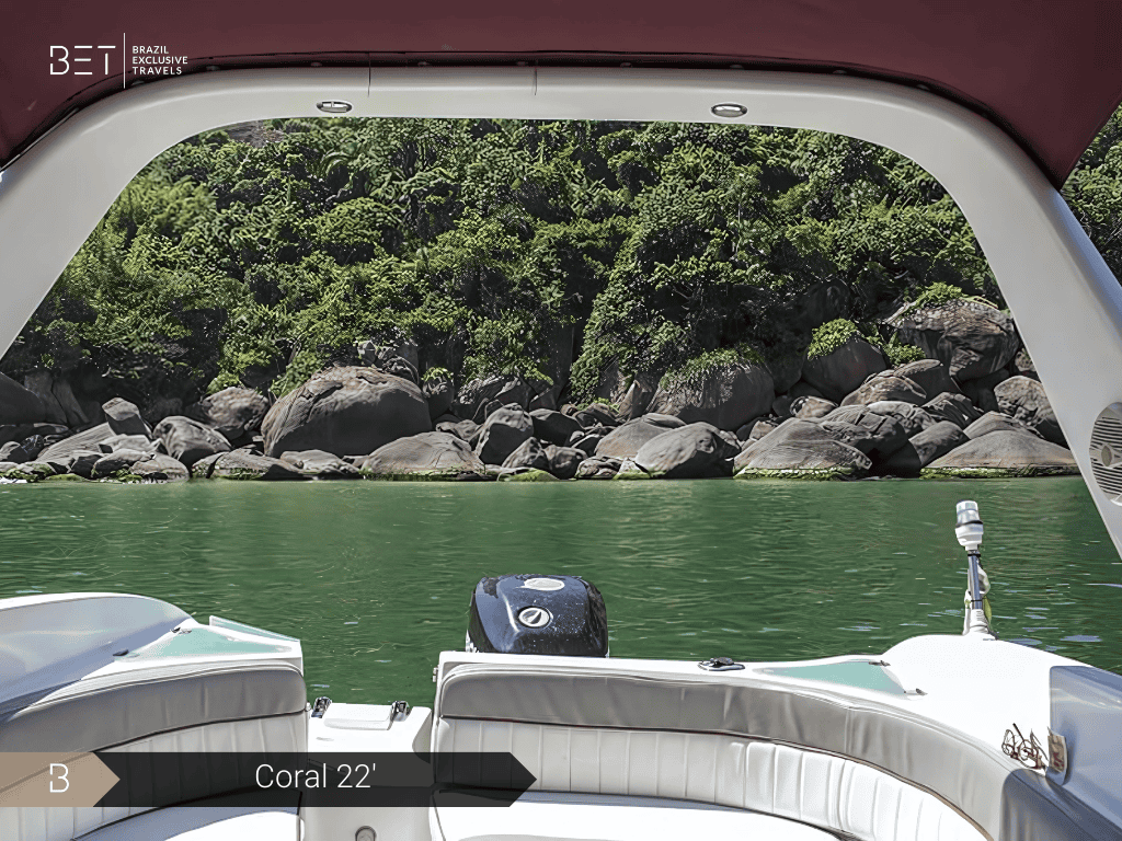 Lancha Coral 22' em frente ao Forte de Copacabana.