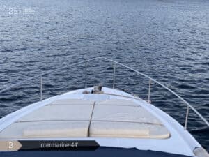Intermarine 44' ancorado com o Pão de Açúcar ao fundo.