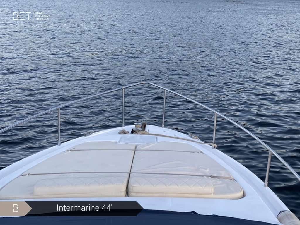 Intermarine 44' ancorado com o Pão de Açúcar ao fundo.