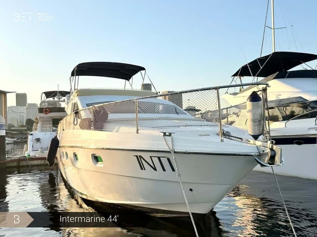 Intermarine 44' ancorado com o Pão de Açúcar ao fundo.