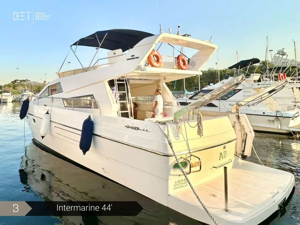 Intermarine 44' ancorado com o Pão de Açúcar ao fundo.