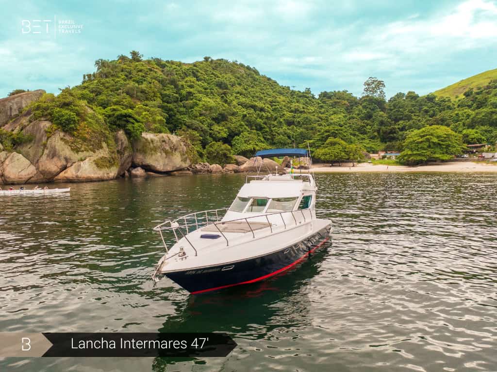 Lancha Intermares 47' navegando nas águas do Rio de Janeiro com grupo a bordo.