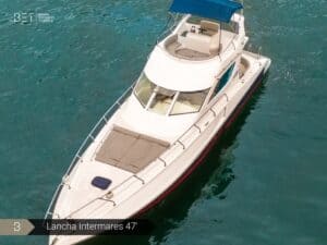 Lancha Intermares 47' navegando nas águas do Rio de Janeiro com grupo a bordo.