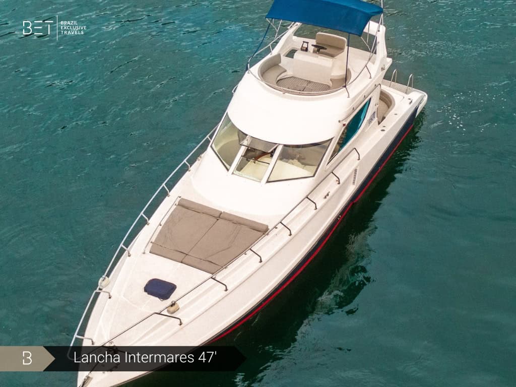 Lancha Intermares 47 yacht rental in Rio, blending space and comfort.