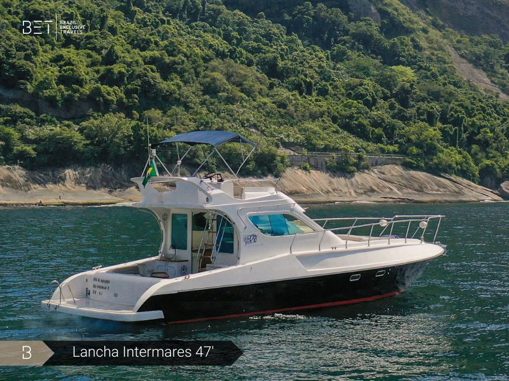 Lancha Intermares 47 yacht rental in Rio, blending space and comfort.