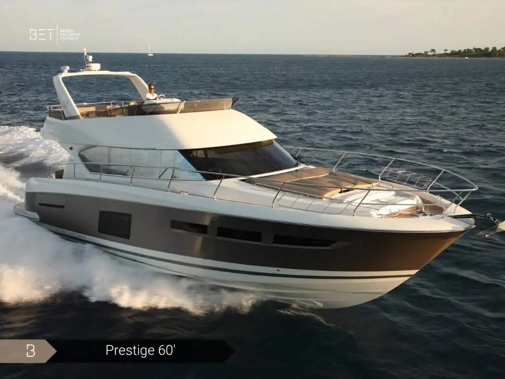 Prestige 60' navegando ao longo do Aterro do Flamengo.