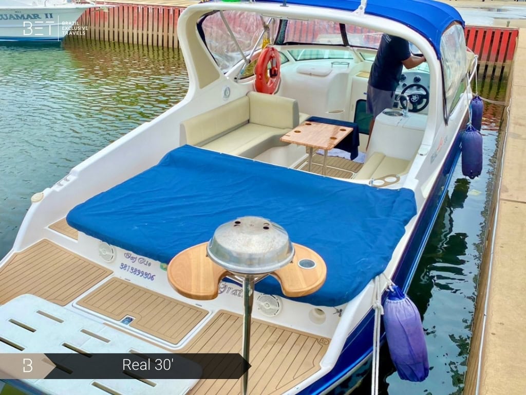 Real 30 yacht rental in Rio for intimate and fun adventures.