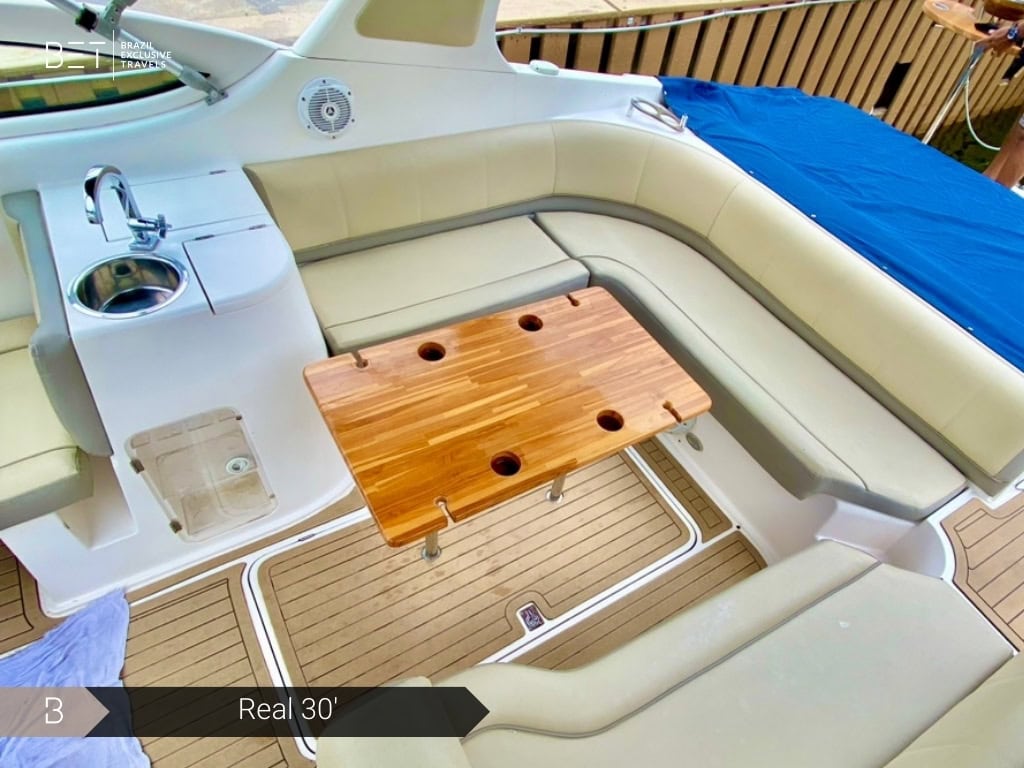 Real 30 yacht rental in Rio for intimate and fun adventures.