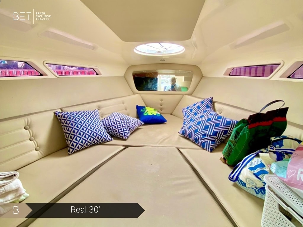 Real 30 yacht rental in Rio for intimate and fun adventures.