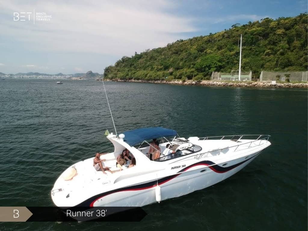 Lancha Runner 38' cortando as águas transparentes de Angra com velocidade e estilo.