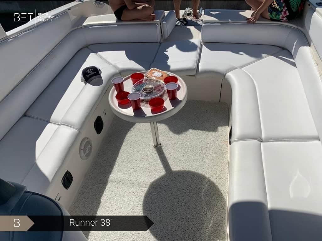 Lancha Runner 38' cortando as águas transparentes de Angra com velocidade e estilo.