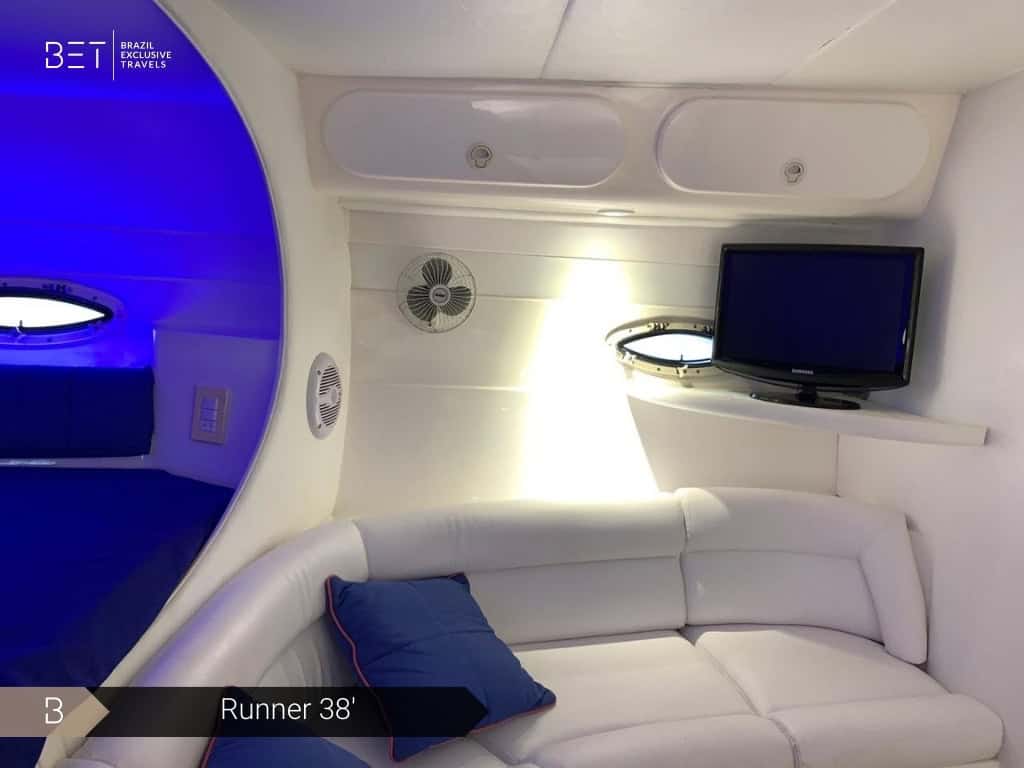 Lancha Runner 38' cortando as águas transparentes de Angra com velocidade e estilo.