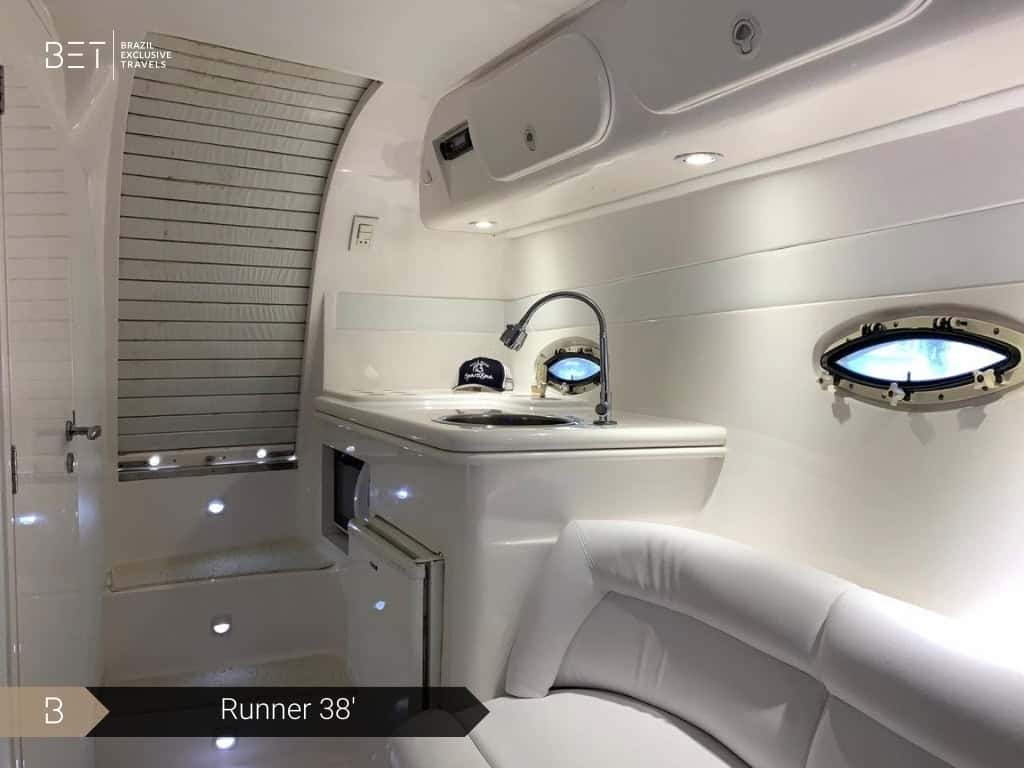 Lancha Runner 38' cortando as águas transparentes de Angra com velocidade e estilo.