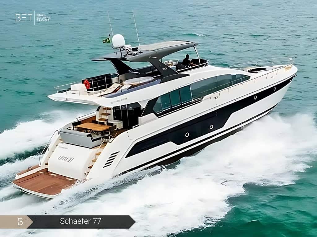 Iate Schaefer 77' com flybridge navegando ao entardecer em Angra dos Reis.