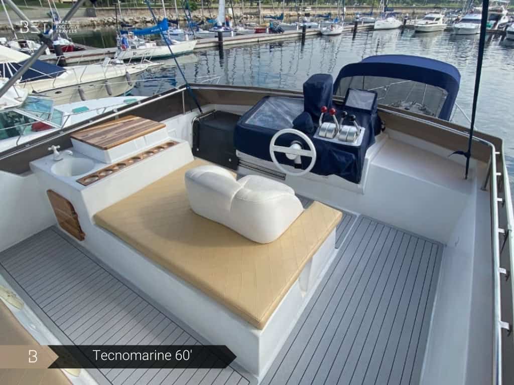 Tecnomarine 60' navegando ao longo do litoral da Zona Sul do Rio.