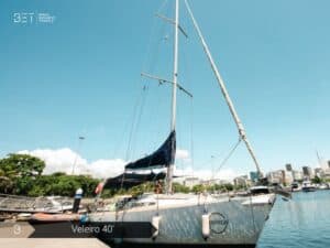Veleiro 40' com velas abertas navegando pela Baía de Guanabara.