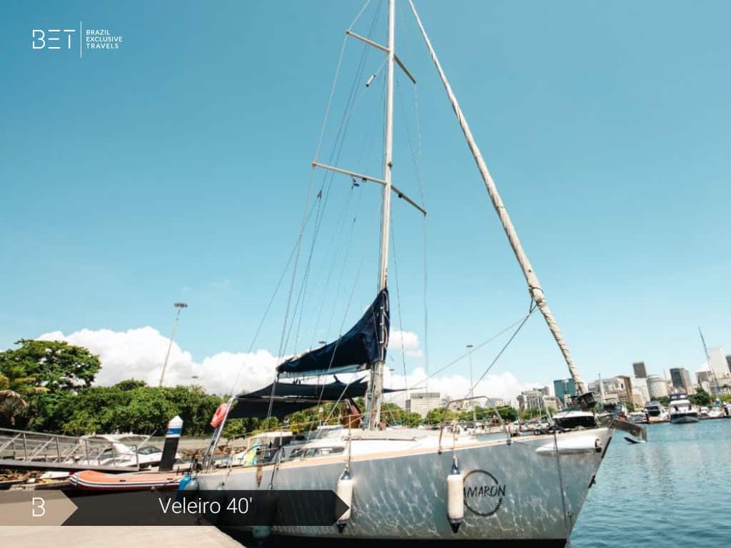 Veleiro 40' com velas abertas navegando pela Baía de Guanabara.