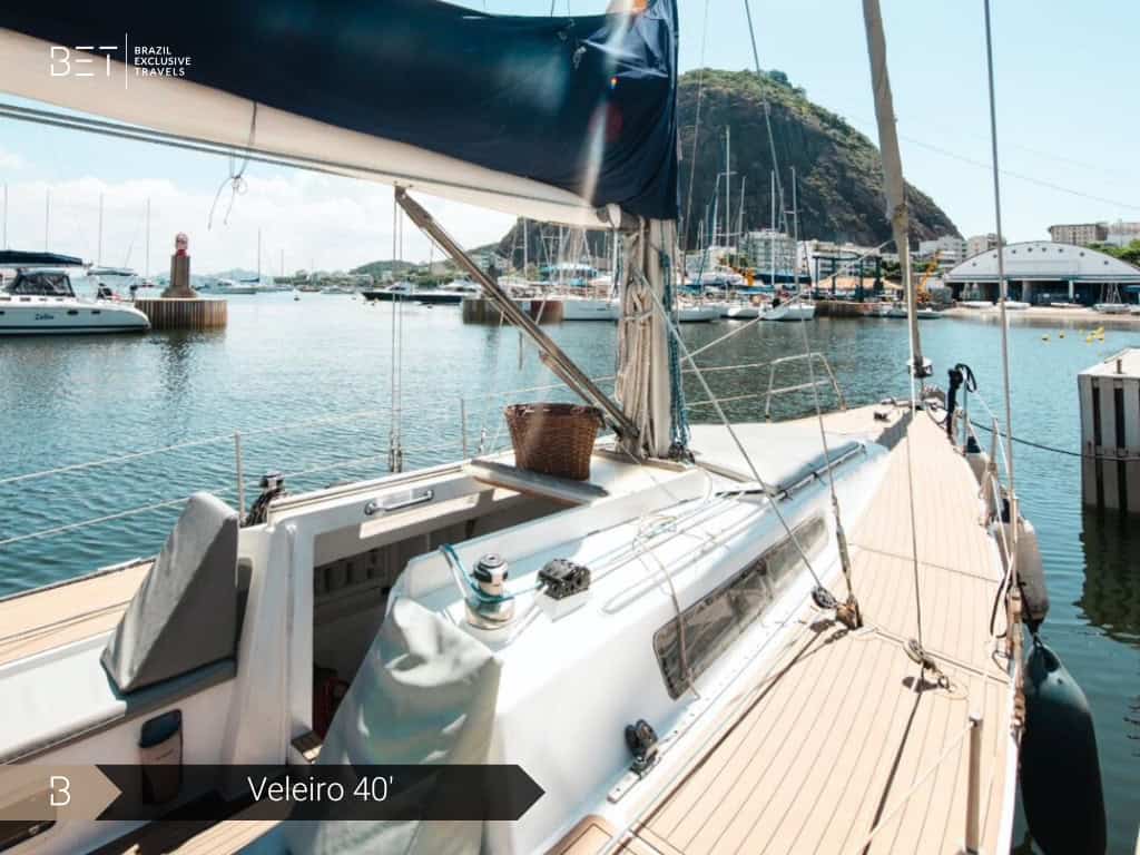 Veleiro 40' com velas abertas navegando pela Baía de Guanabara.