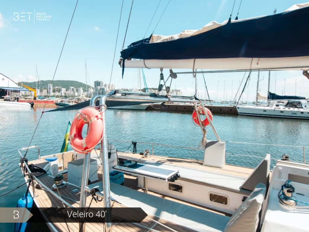 Veleiro 40' com velas abertas navegando pela Baía de Guanabara.