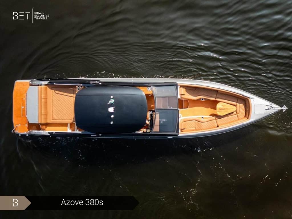 Photo of a boat for rentals in Rio de Janeiro, Brazil.