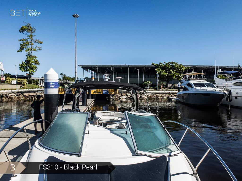 Photo of a boat for rentals in Rio de Janeiro, Brazil.