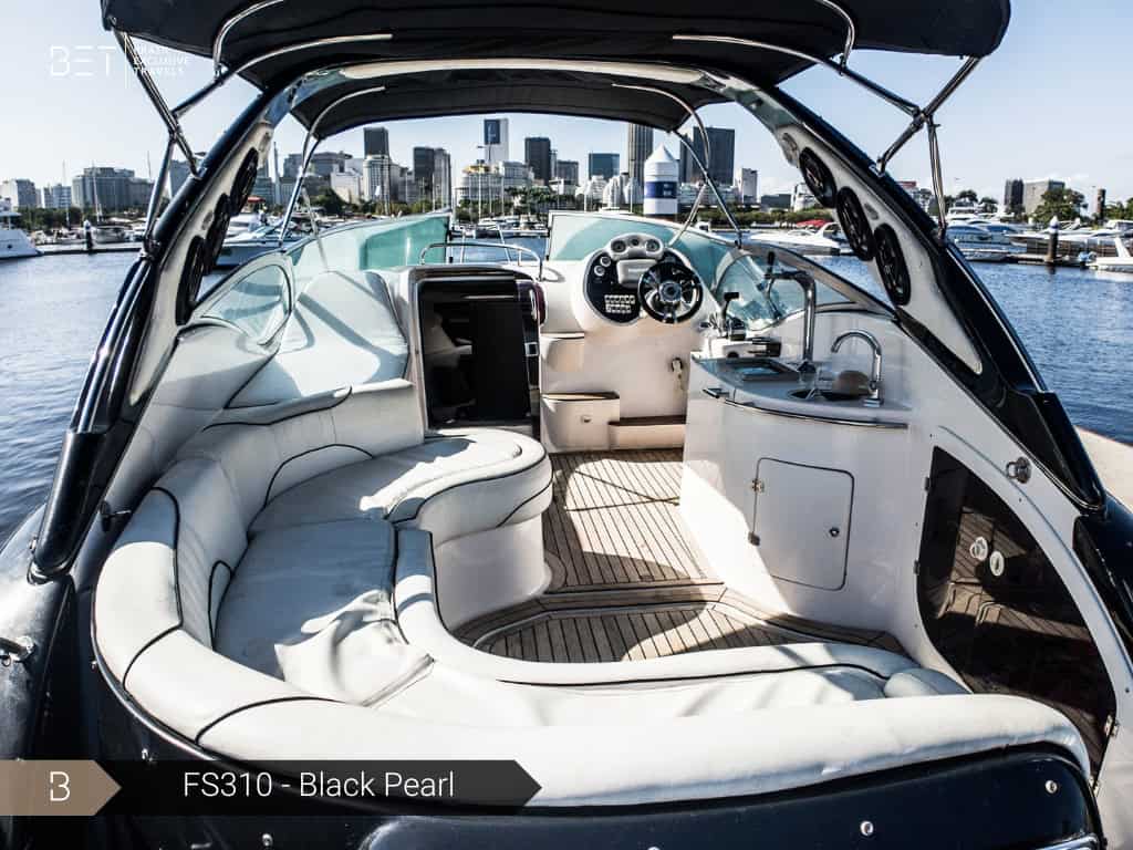 Photo of a boat for rentals in Rio de Janeiro, Brazil.