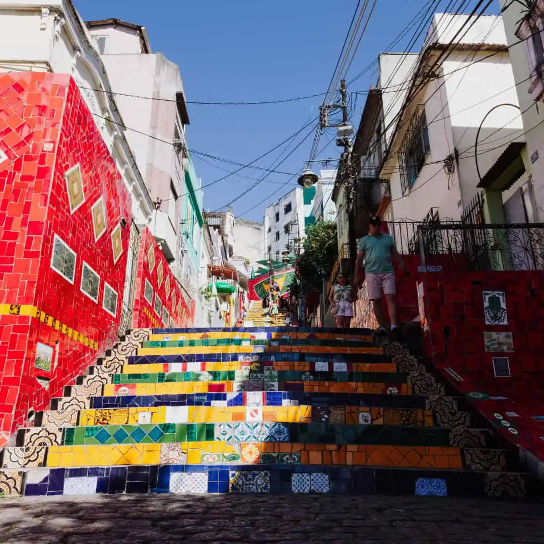 A powerful, authentic look at Rio’s soul – accompanied by a bilingual guide.