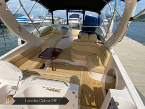 Lancha Cobra 28' ancorada em uma enseada isolada de Angra dos Reis.