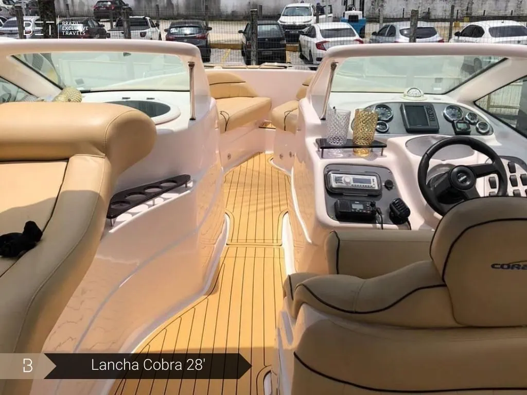 Lancha Cobra 28' ancorada em uma enseada isolada de Angra dos Reis.
