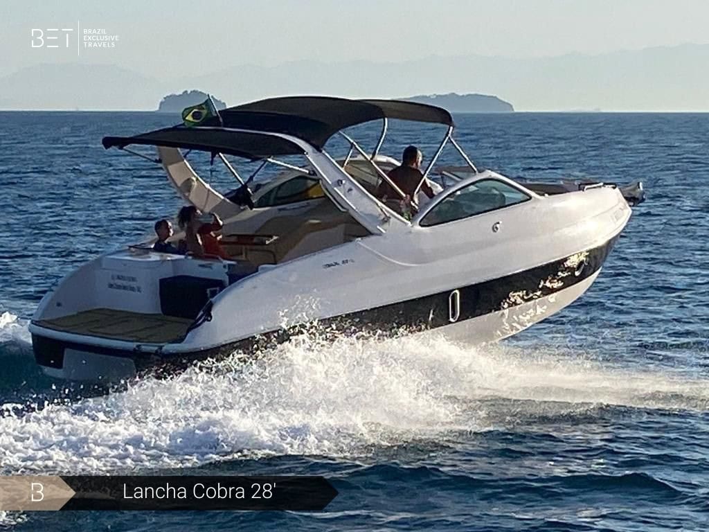 Lancha Cobra 28' ancorada em uma enseada isolada de Angra dos Reis.