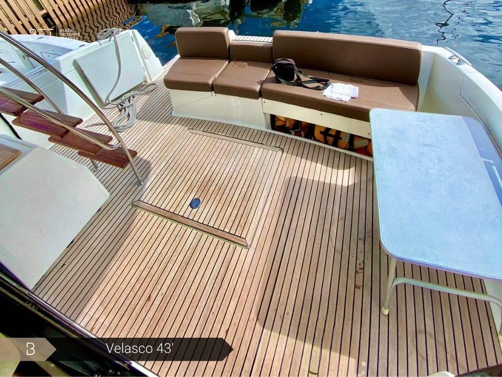 Velasco 43' com solário à proa navegando pela Baía de Guanabara.